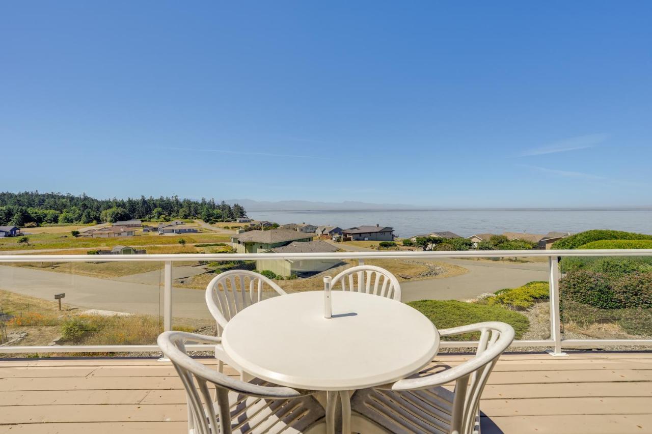 Stunning Home In Coupeville With Deck And Beach Access Exterior photo