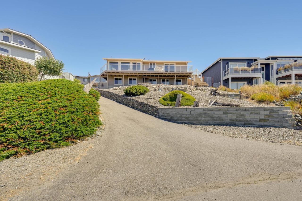 Stunning Home In Coupeville With Deck And Beach Access Exterior photo