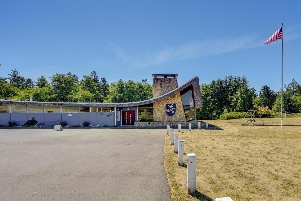 Stunning Home In Coupeville With Deck And Beach Access Exterior photo