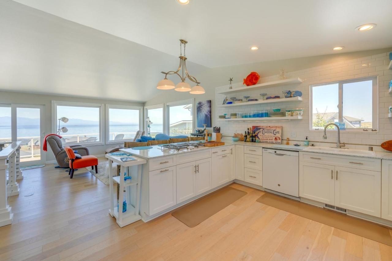 Stunning Home In Coupeville With Deck And Beach Access Exterior photo